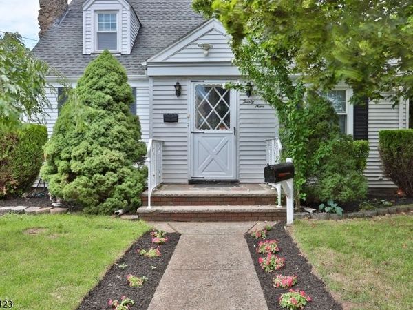 39 Chestnut St, Wallington, NJ 07057