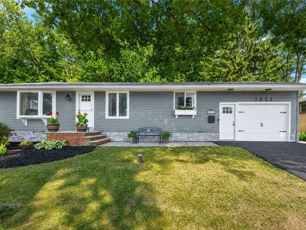 7422 Rosewood Cir, Syracuse, NY 13212