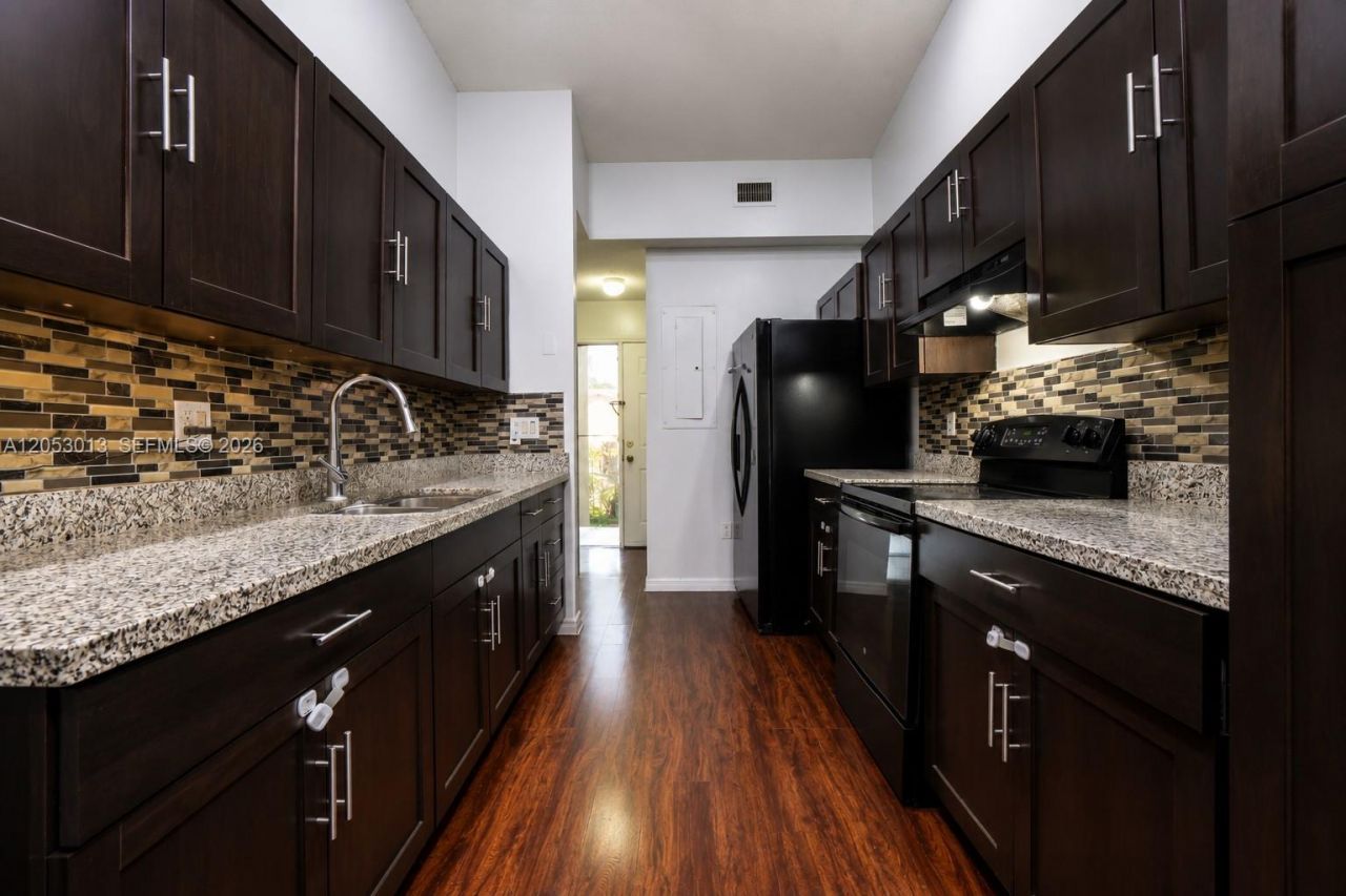 940 NE 212th Ter , Unit 940-01, Miami, FL 33179 Photo