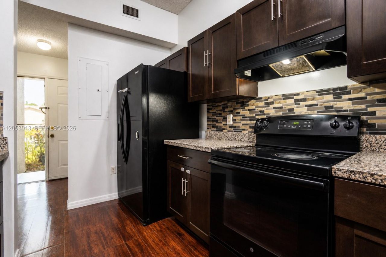 940 NE 212th Ter , Unit 940-01, Miami, FL 33179 Photo