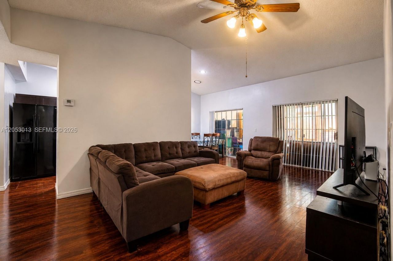 940 NE 212th Ter , Unit 940-01, Miami, FL 33179 Photo