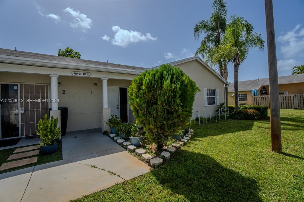 940 NE 212th Ter , Unit 940-01, Miami, FL 33179 Photo