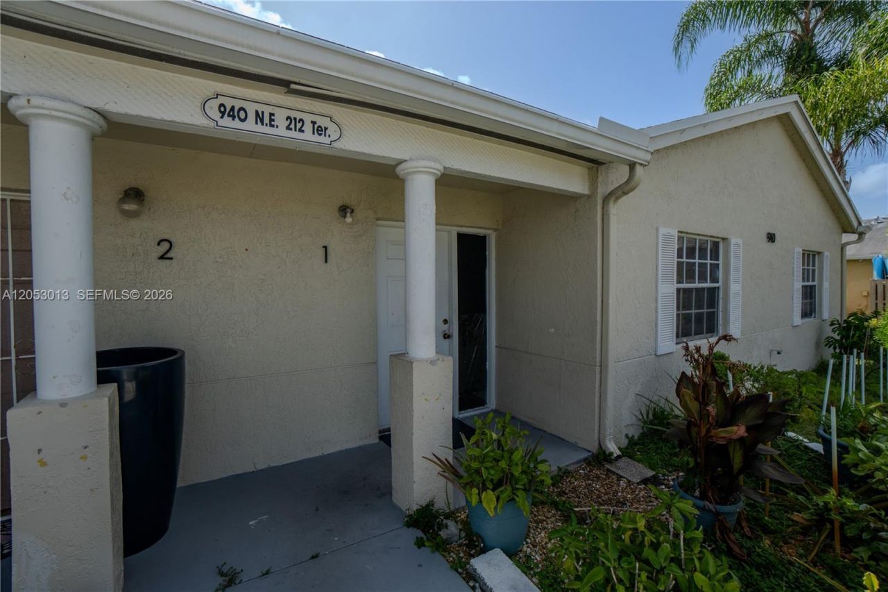 940 NE 212th Ter , Unit 940-01, Miami, FL 33179 Photo