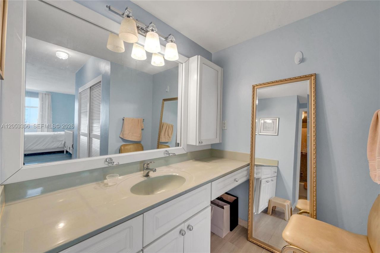 5001 Collins Ave , Unit 4E, Miami Beach, FL 33140 Photo