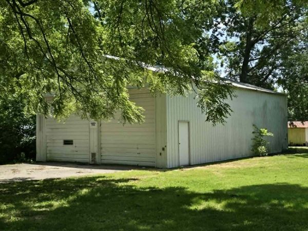 208 E Bodine Avenue , Clinton, MO 64735