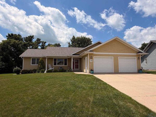 1108 Denver Pl SE, Orange City, IA 51041