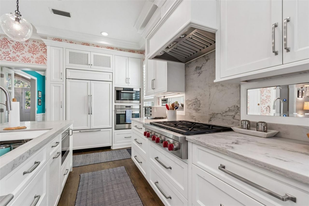 2414 W Country Club Avenue, Tampa, FL 33611 Photo