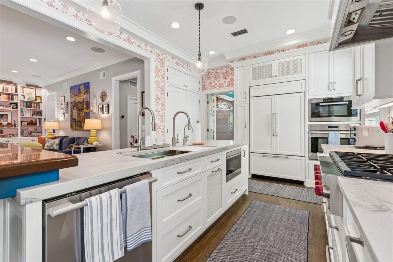 2414 W Country Club Avenue, Tampa, FL 33611 Photo