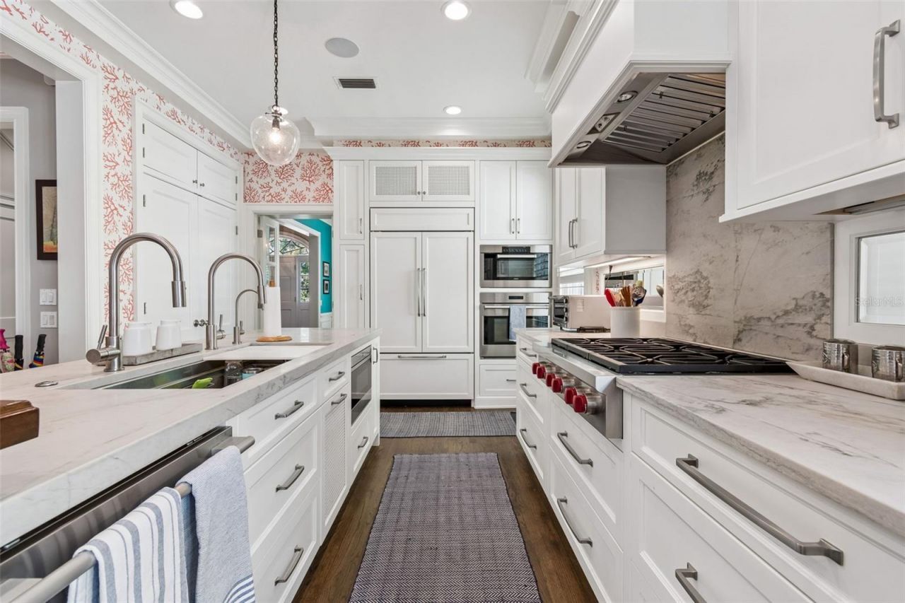 2414 W Country Club Avenue, Tampa, FL 33611 Photo
