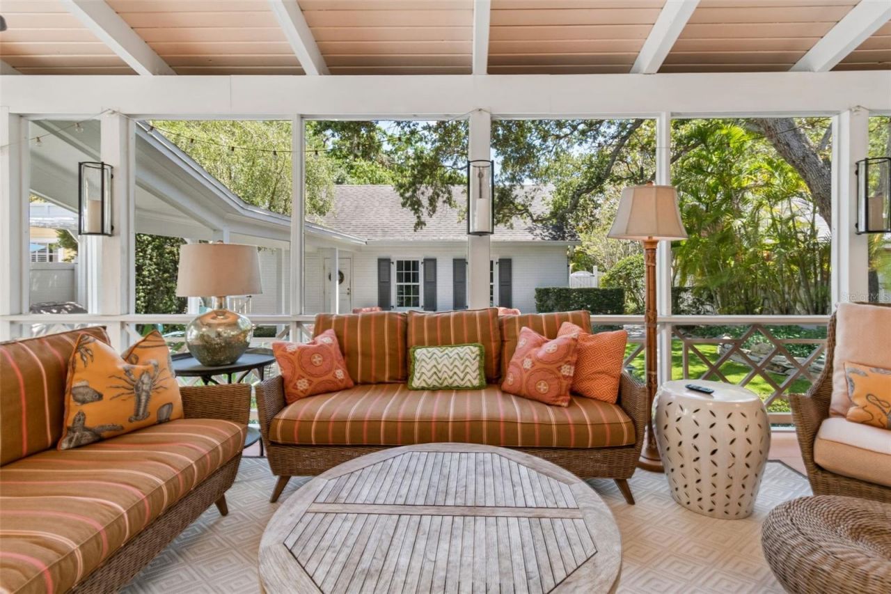 2414 W Country Club Avenue, Tampa, FL 33611 Photo