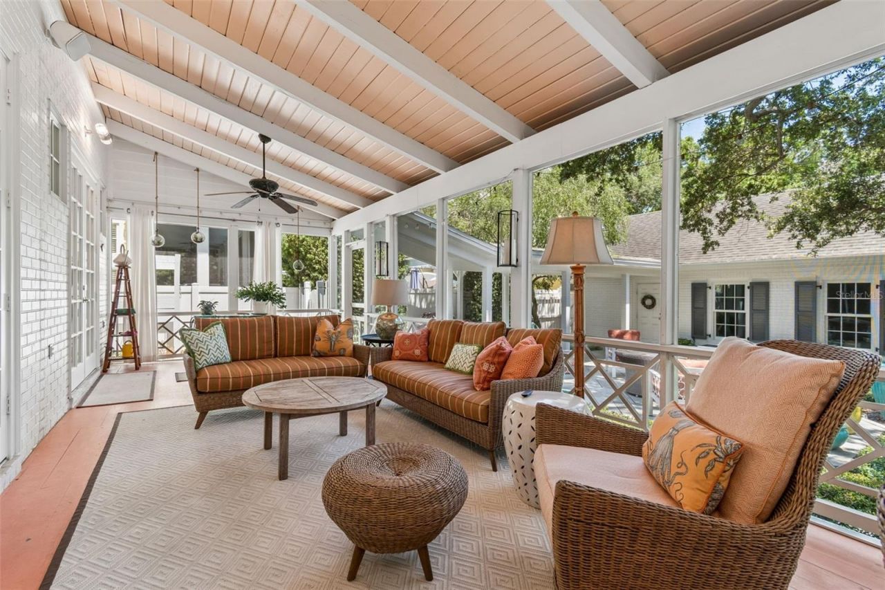2414 W Country Club Avenue, Tampa, FL 33611 Photo