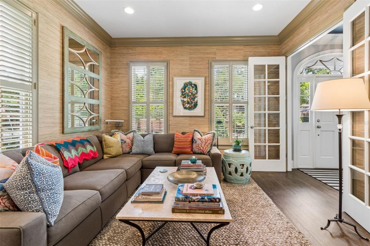 2414 W Country Club Avenue, Tampa, FL 33611 Photo