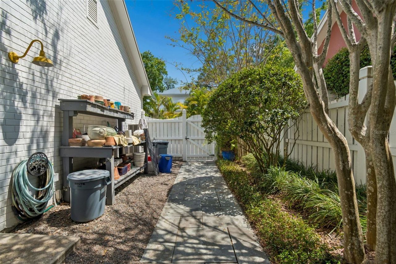 2414 W Country Club Avenue, Tampa, FL 33611 Photo