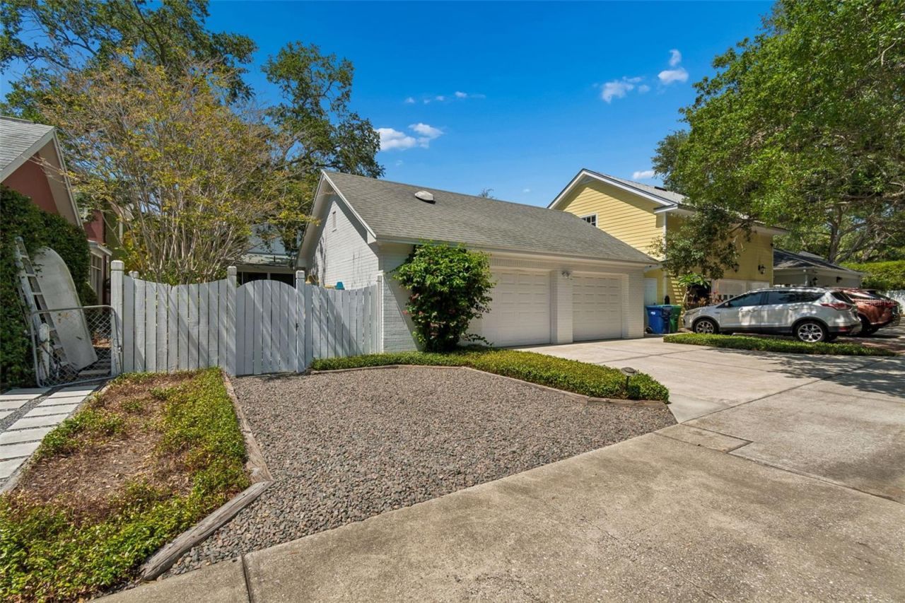 2414 W Country Club Avenue, Tampa, FL 33611 Photo
