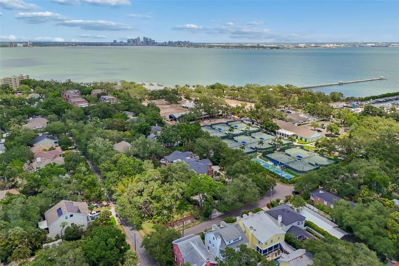 2414 W Country Club Avenue, Tampa, FL 33611 Photo