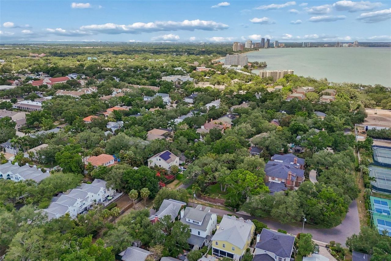 2414 W Country Club Avenue, Tampa, FL 33611 Photo