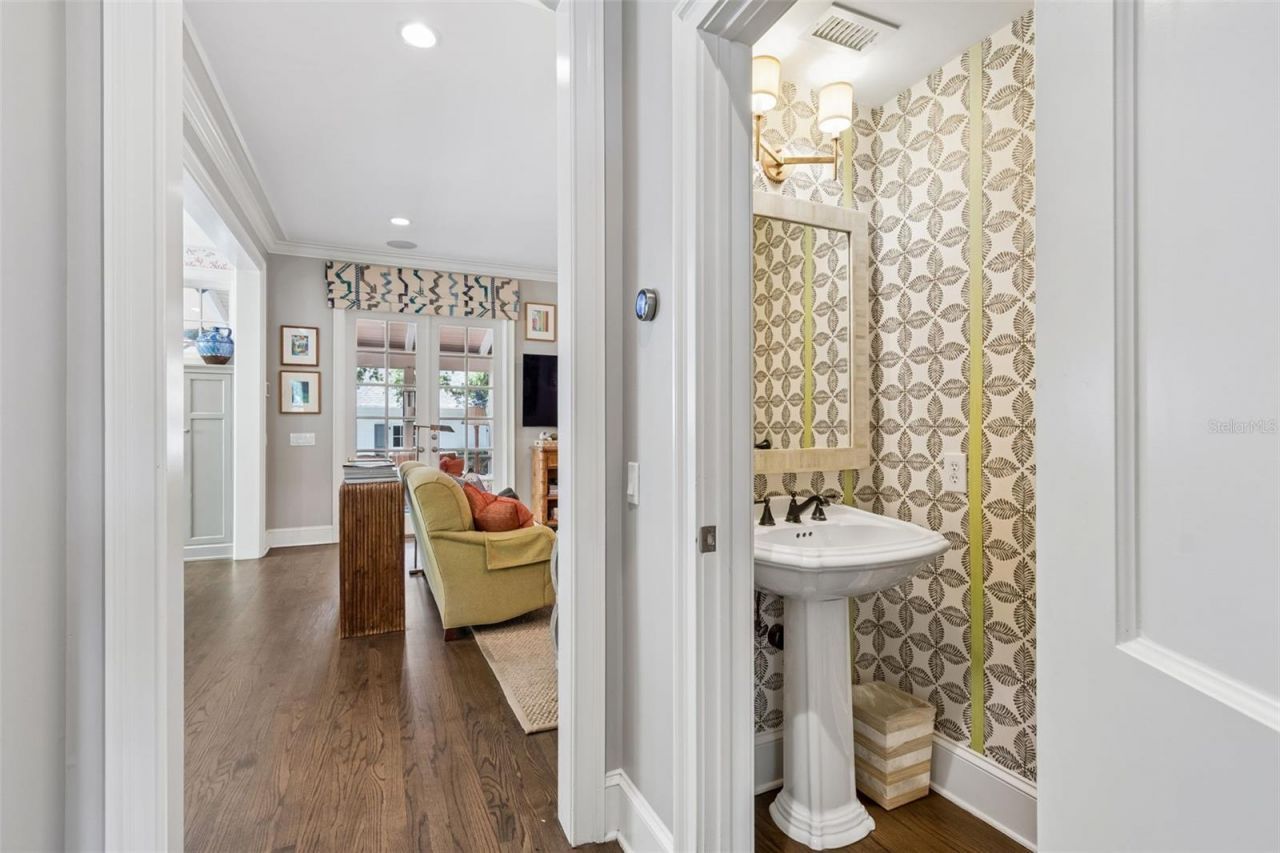 2414 W Country Club Avenue, Tampa, FL 33611 Photo