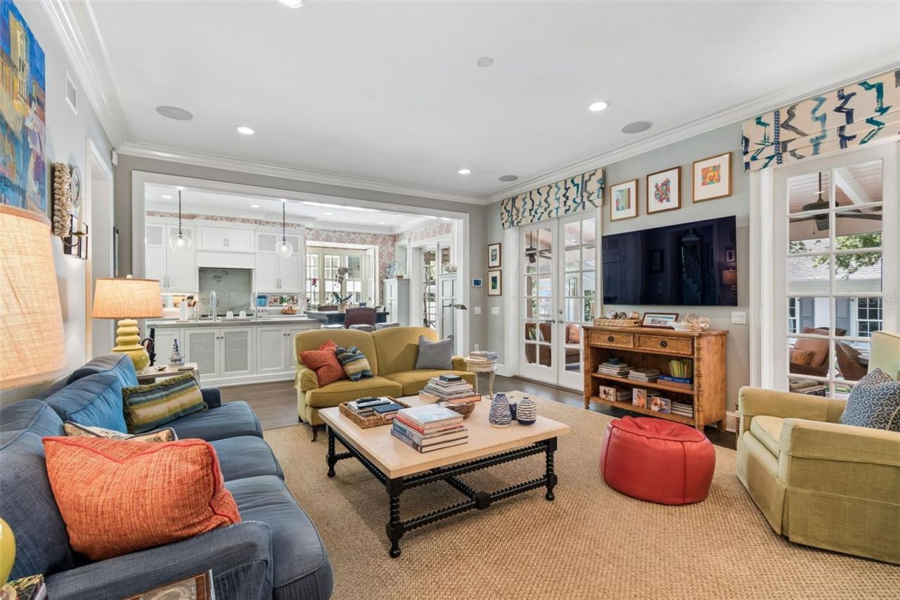 2414 W Country Club Avenue, Tampa, FL 33611 Photo