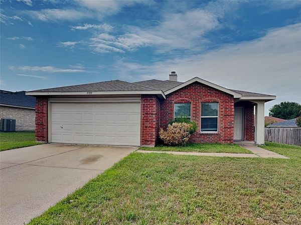 5709 Addington Drive , Fort Worth, TX 76135