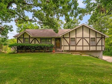 10305 NW Meadow Lane Circle, Kansas City, MO 64152