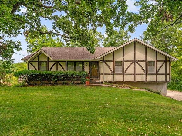 10305 NW Meadow Lane Circle, Kansas City, MO 64152