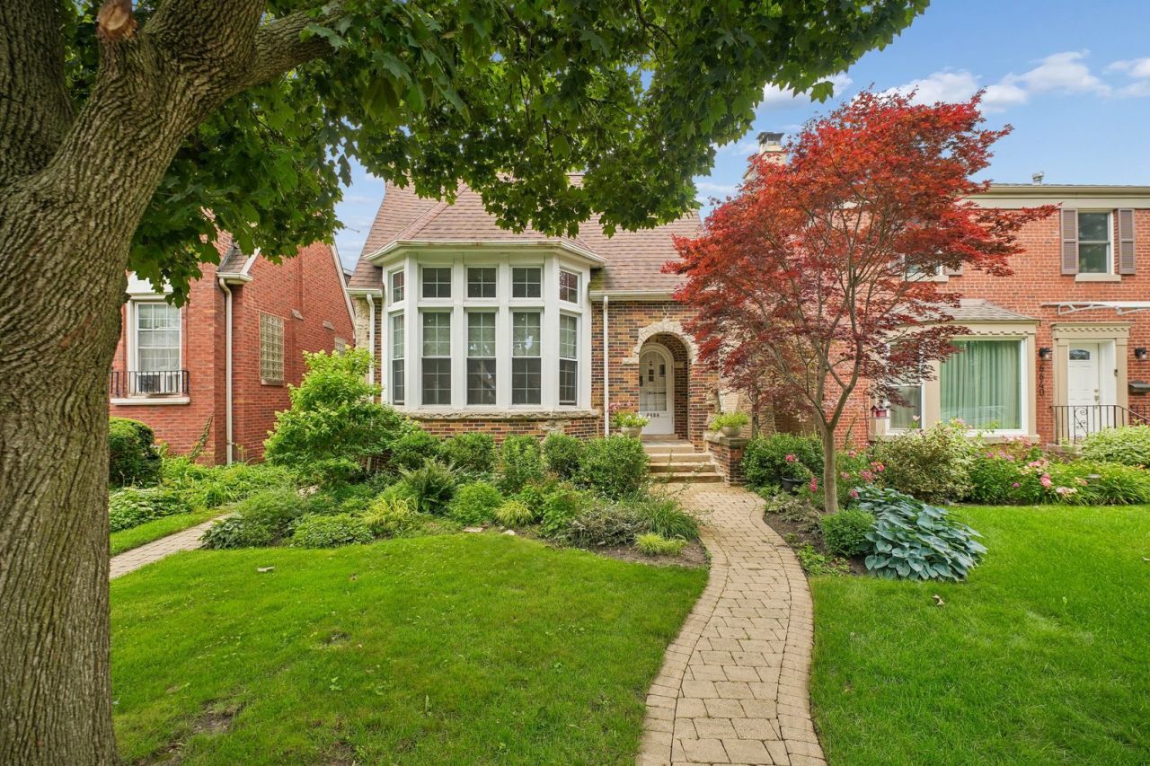 6638 N Trumbull Avenue , Lincolnwood, IL 60712