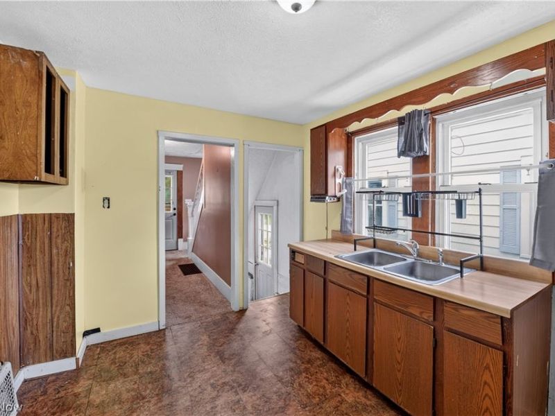 980 Shannon Avenue, Barberton, OH 44203 Photo 2