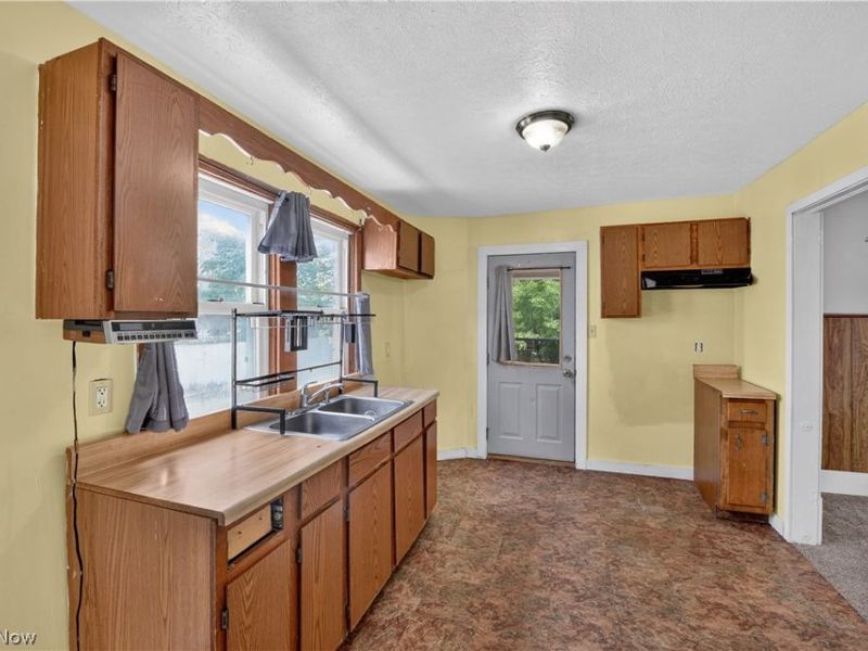 980 Shannon Avenue, Barberton, OH 44203 Photo 3