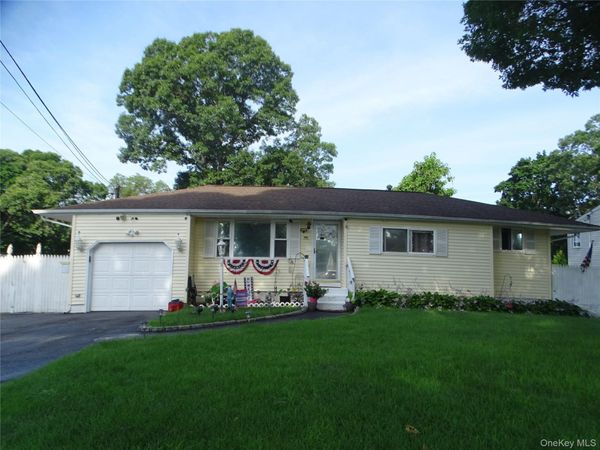 22 Newtown Avenue , Selden, NY 11784