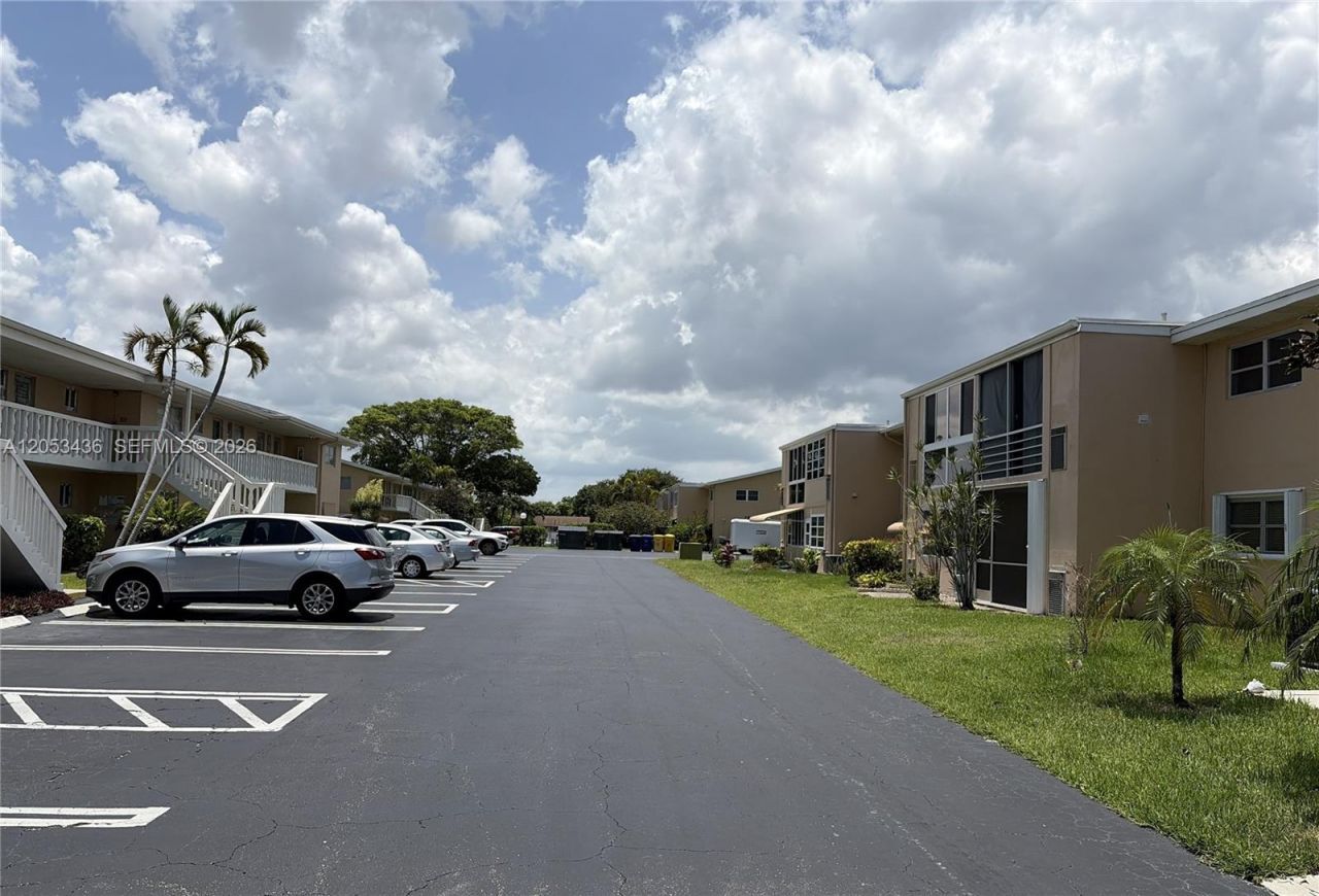 2131 NE 1st Ct, Unit 103, Boynton Beach, FL 33435 Photo