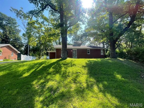 2131 Hill Crest Drive , Highland, IL 62249