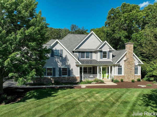 1720 Flowers Crossing Drive NE, Grand Rapids, MI 49525