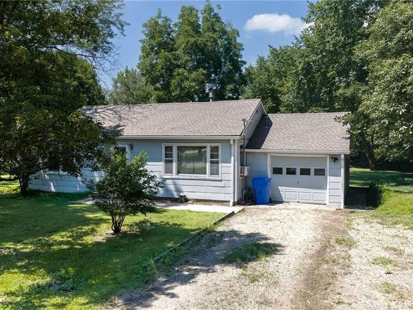 127 W 3rd Street, Tonganoxie, KS 66086