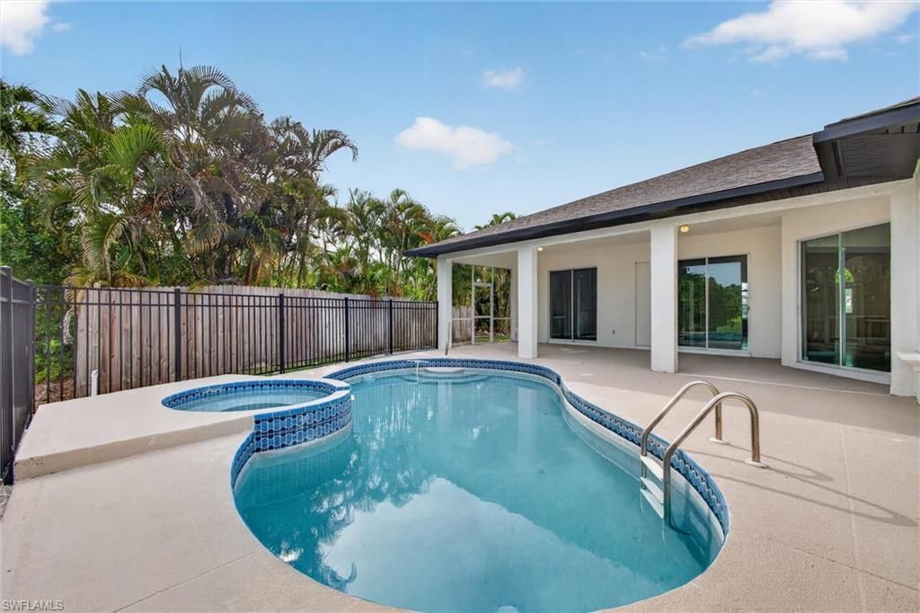 8044 San Carlos Blvd, Fort Myers, FL 33967 Photo