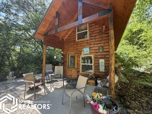 3085 E Lakeshore Drive, Brooklyn, IA 52211