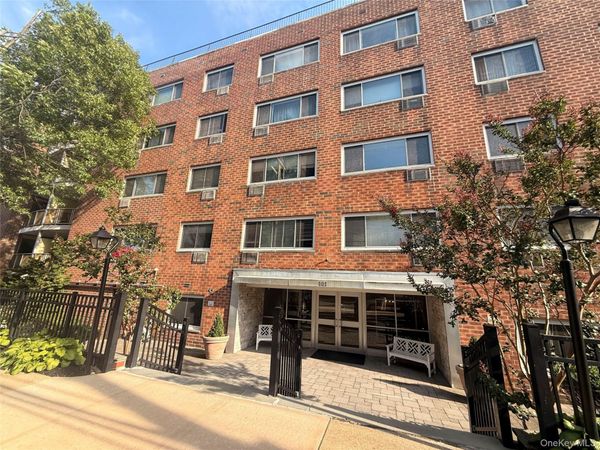 101 Clinton Avenue , Unit 3H, Mineola, NY 11501