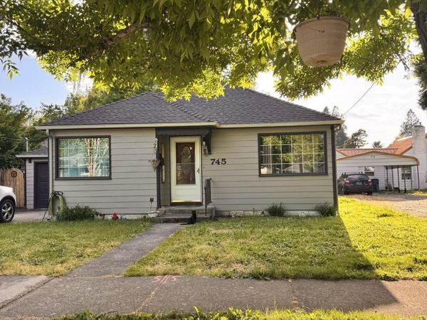 745 20th St NE, Salem, OR 97301