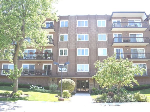8001 W Courte Drive, Unit 310, Niles, IL 60714