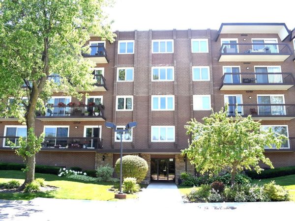 8001 W Courte Drive, Unit 310, Niles, IL 60714