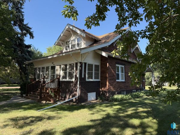 904 S Cherry St, Freeman, SD 57029