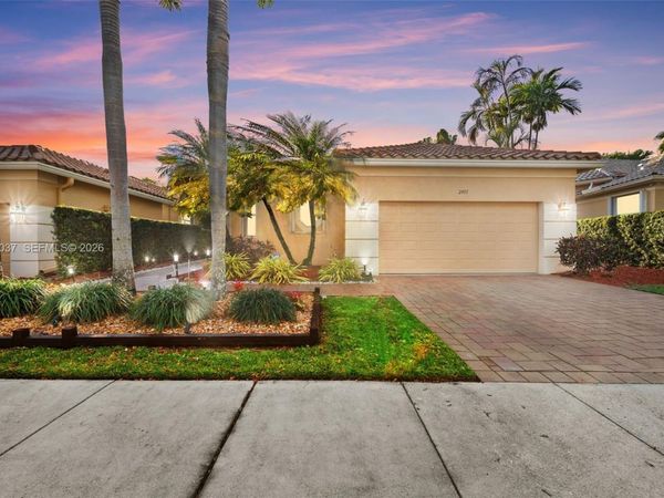 2497 Bay Isle Dr , Weston, FL 33327