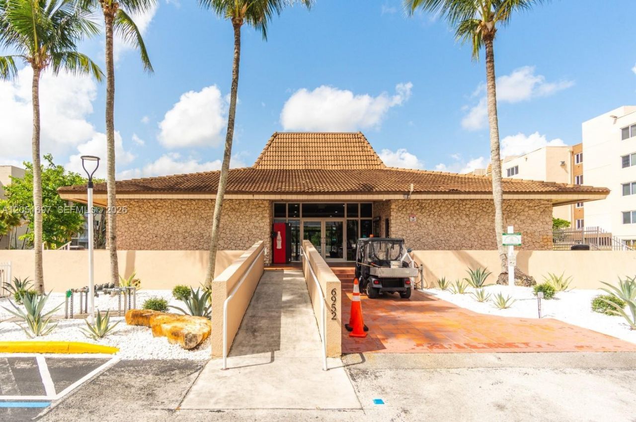 6950 Miami Gardens Dr, Unit 2-501, Hialeah, FL 33015 Photo