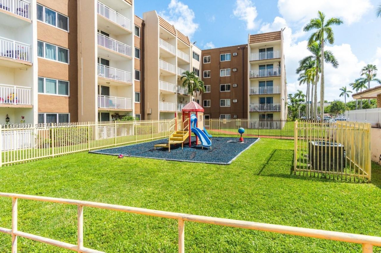 6950 Miami Gardens Dr, Unit 2-501, Hialeah, FL 33015 Photo