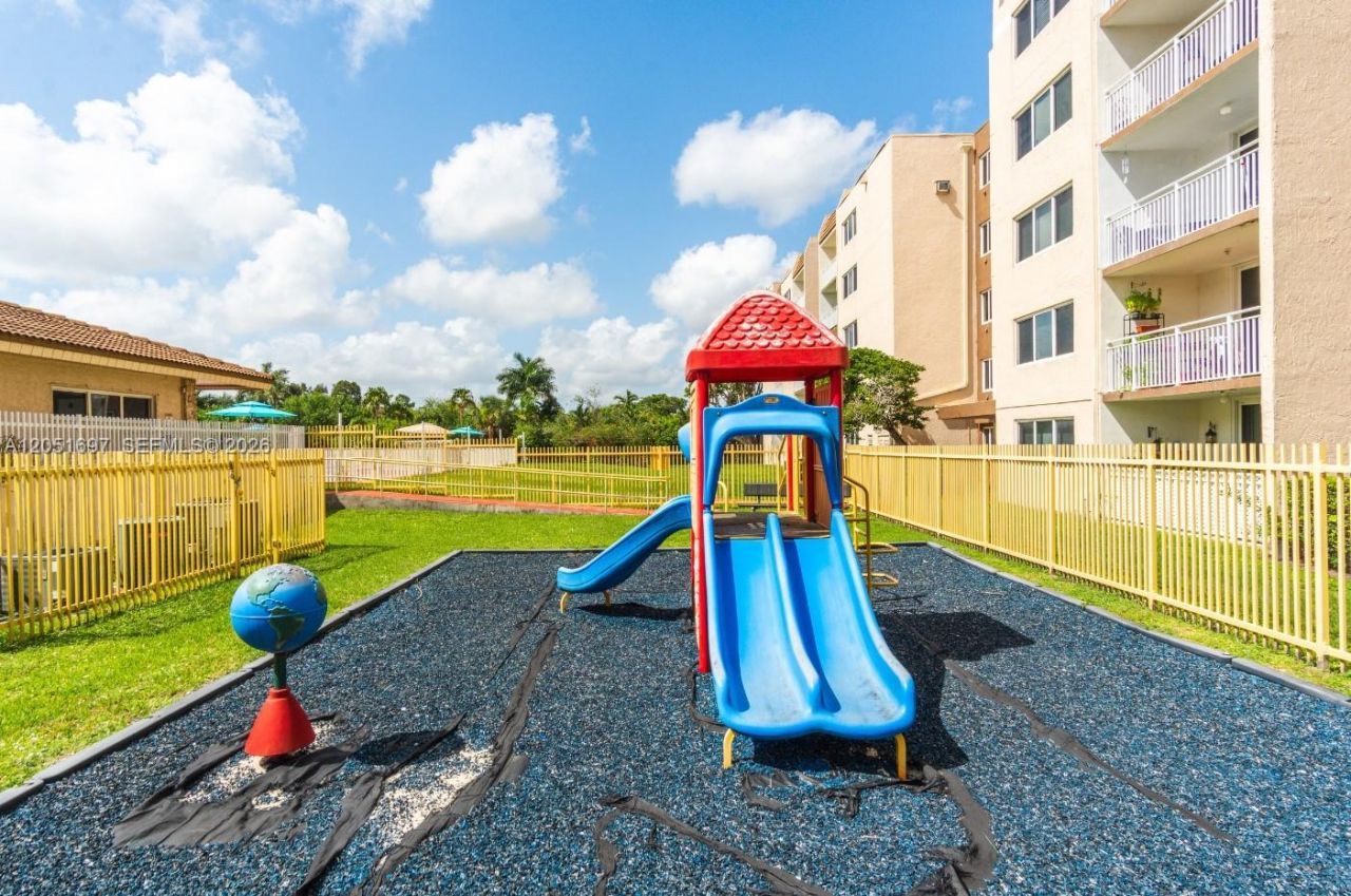 6950 Miami Gardens Dr, Unit 2-501, Hialeah, FL 33015 Photo