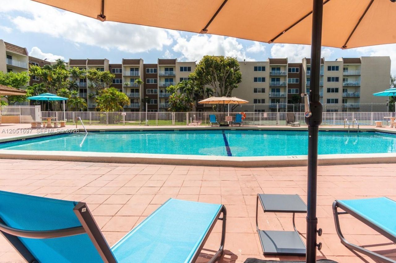 6950 Miami Gardens Dr, Unit 2-501, Hialeah, FL 33015 Photo