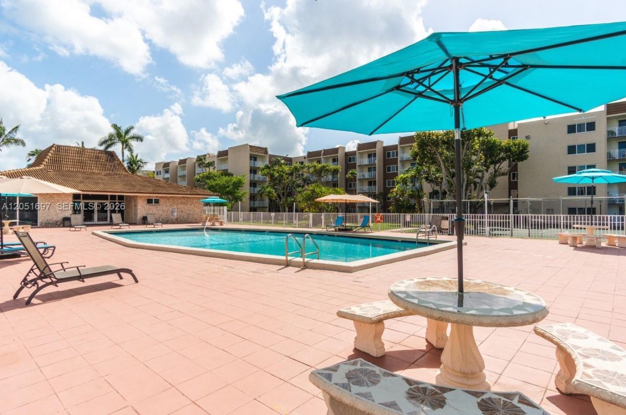 6950 Miami Gardens Dr, Unit 2-501, Hialeah, FL 33015 Photo