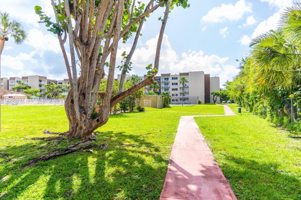 6950 Miami Gardens Dr, Unit 2-501, Hialeah, FL 33015 Photo