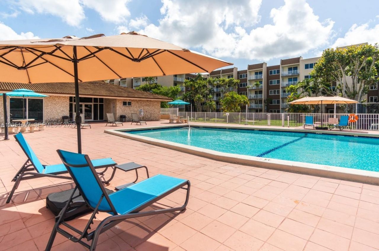 6950 Miami Gardens Dr, Unit 2-501, Hialeah, FL 33015 Photo