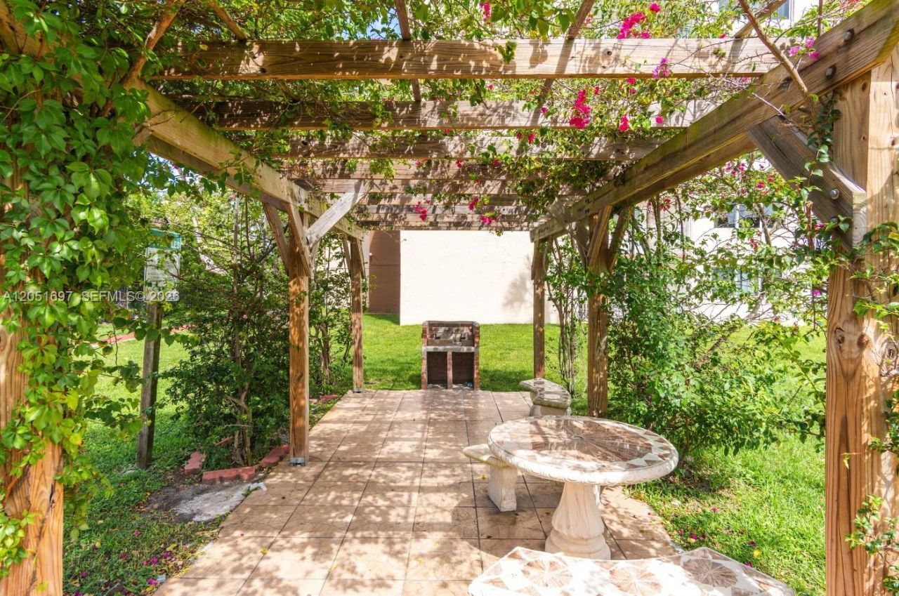 6950 Miami Gardens Dr, Unit 2-501, Hialeah, FL 33015 Photo