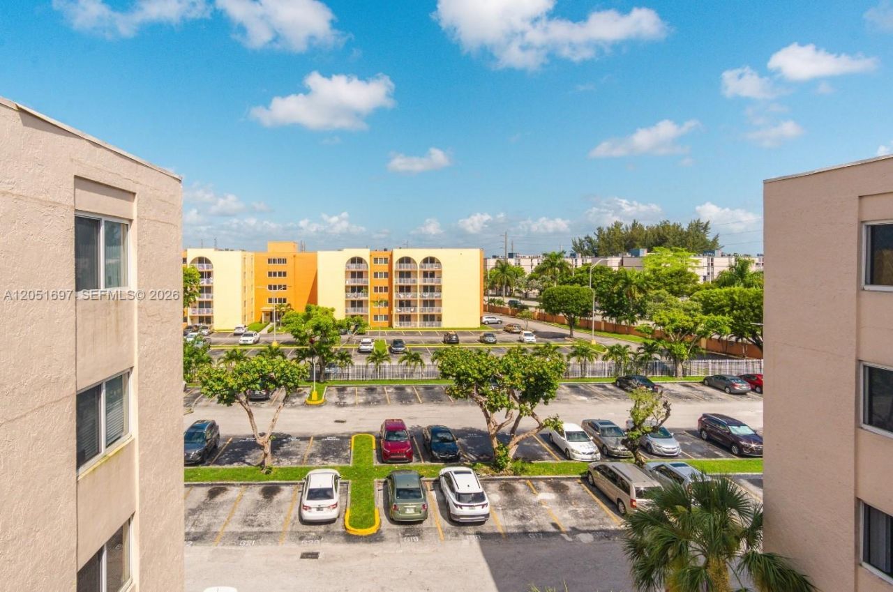 6950 Miami Gardens Dr, Unit 2-501, Hialeah, FL 33015 Photo